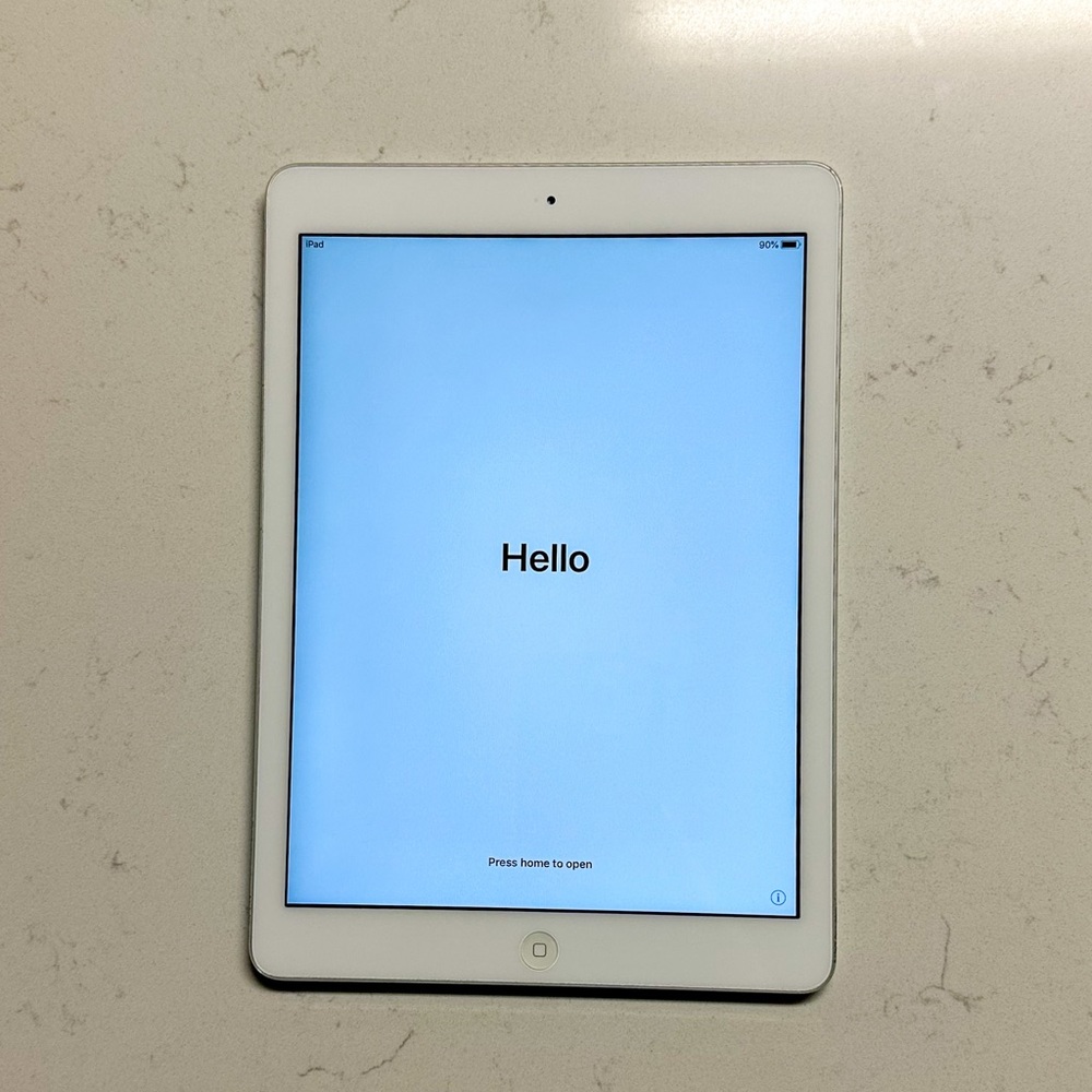 iPad Air 1st Gen 📱 16GB Wi-Fi + Box, Adapter, & Bonus Case – Good Condition! - Picture 3 of 11